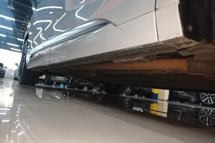 Used Denza D9 2022 DM-i 970 Four-Wheel Drive Prestige Model Right Side Sill