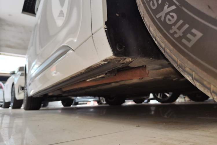 Used Denza D9 2022 DM-i 1040 Prestige Model Right Side Sill