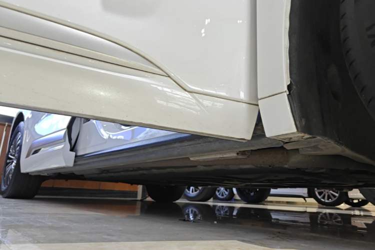 Used Denza D9 2022 DM-i 970 Four-Wheel Drive Flagship Model Right Side Sill