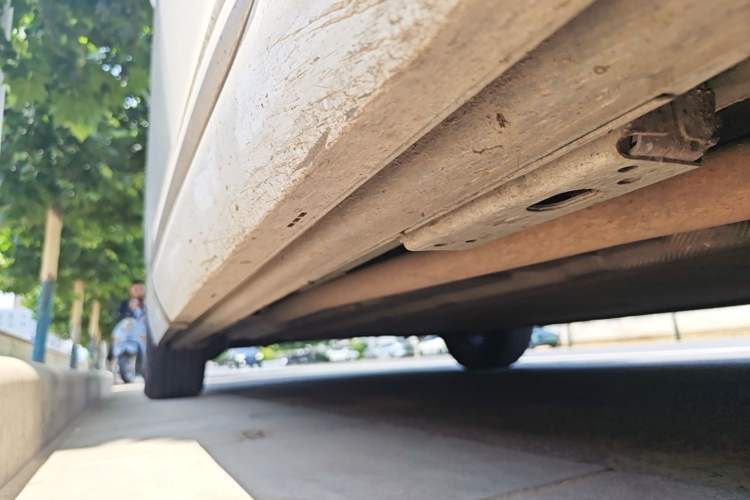 Used Denza D9 2022 DM-i 970 Four-Wheel Drive Flagship Model Right Side Sill