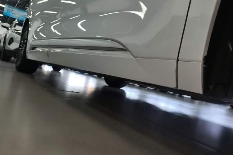 Used Denza D9 2022 DM-i 970 Four-Wheel Drive Prestige Model Right Side Sill