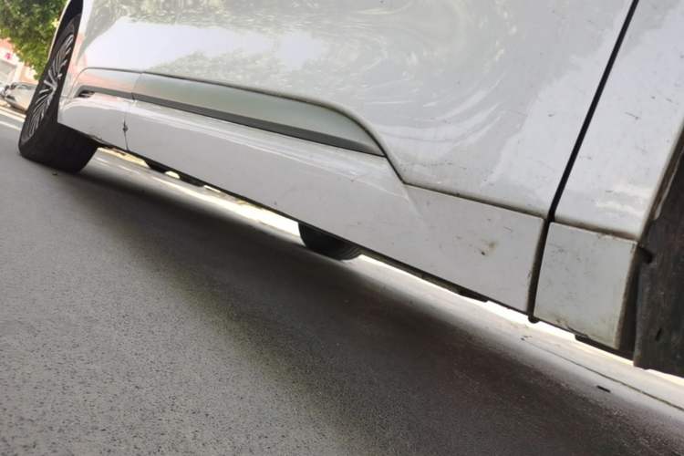 Used Denza D9 2022 DM-i 1040 Prestige Model Right Side Sill