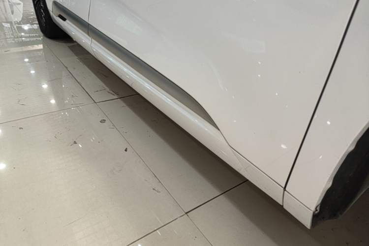 Used Denza D9 2022 DM-i 970 Four-Wheel Drive Prestige Model Right Side Sill