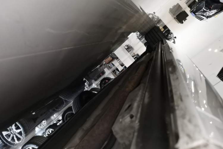 Used Denza D9 2022 DM-i 970 Four-Wheel Drive Prestige Model Right Side Sill
