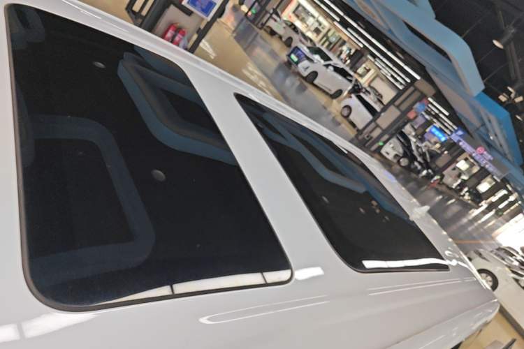 Used Denza D9 2022 DM-i 1040 Prestige Model Roof