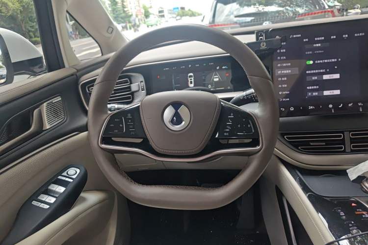 Used Denza D9 2022 DM-i 970 Four-Wheel Drive Flagship Model Steering Wheel