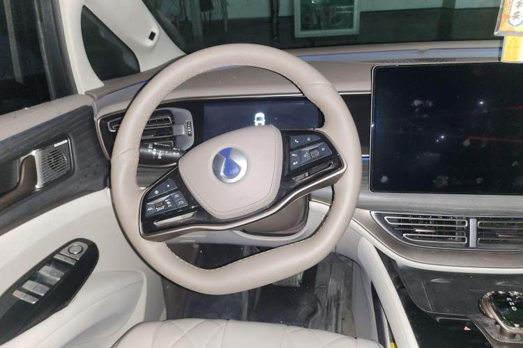 Used Denza D9 2022 DM-i 970 Four-Wheel Drive Flagship Model Steering Wheel