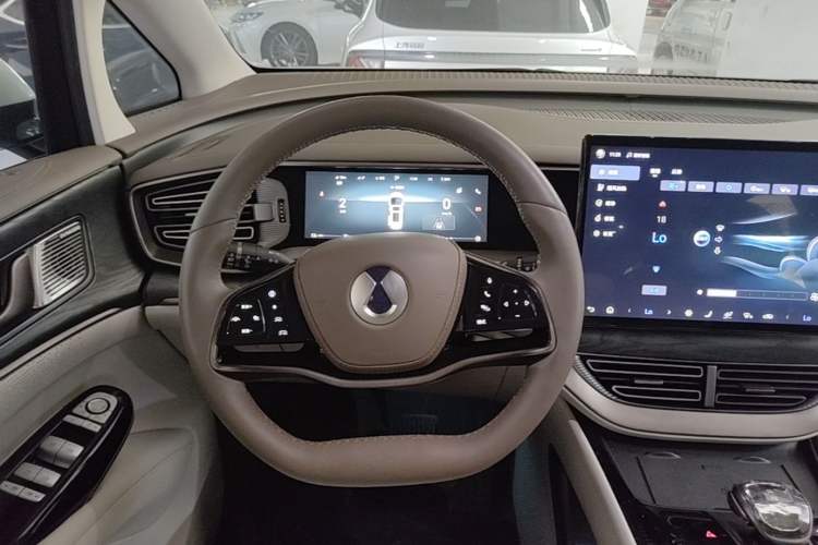Used Denza D9 2022 DM-i 1040 Prestige Model Steering Wheel