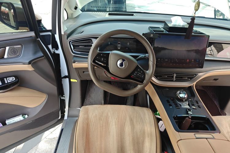 Used Denza D9 2022 EV 600 Four-Wheel Drive Prestige Model Steering Wheel