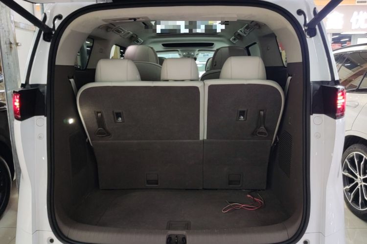 Used Denza D9 2022 DM-i 970 Four-Wheel Drive Flagship Model Trunk
