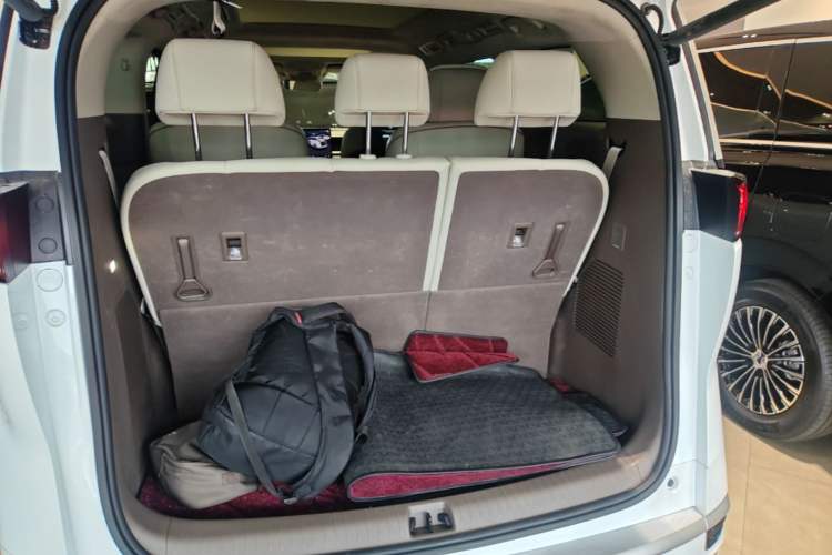 Used Denza D9 2022 DM-i 970 Four-Wheel Drive Flagship Model Trunk