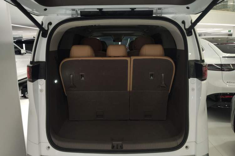 Used Denza D9 2022 DM-i 970 Four-Wheel Drive Flagship Model Trunk