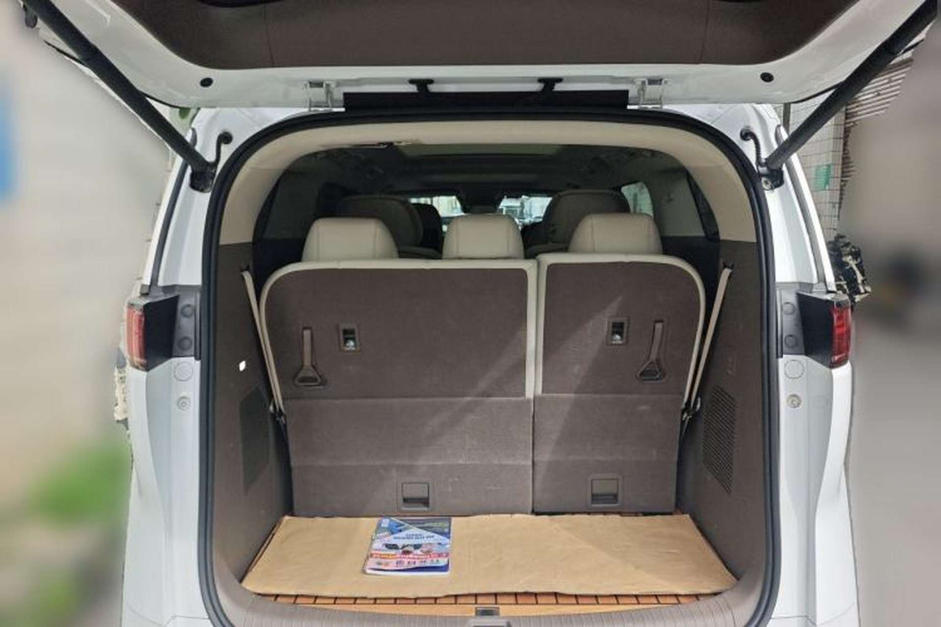 Used Denza D9 2022 DM-i 970 Four-Wheel Drive Flagship Model Trunk