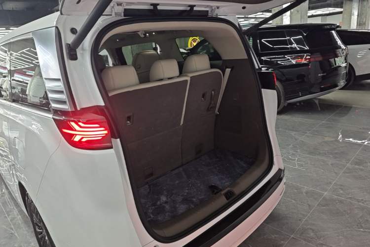 Used Denza D9 2022 DM-i 970 Four-Wheel Drive Flagship Model Trunk