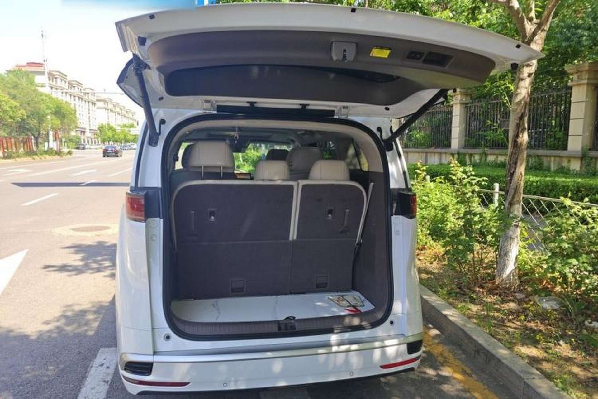 Used Denza D9 2022 DM-i 1040 Prestige Model Trunk