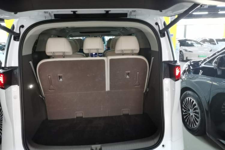 Used Denza D9 2022 DM-i 970 Four-Wheel Drive Prestige Model Trunk