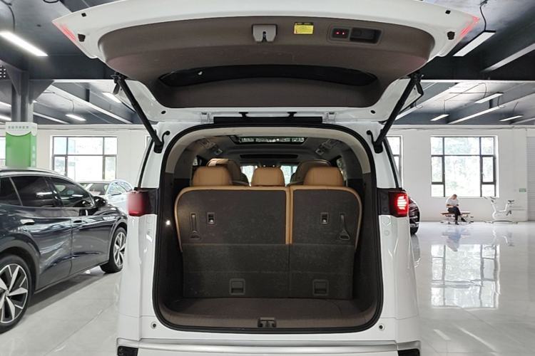 Used Denza D9 2022 DM-i 970 Four-Wheel Drive Flagship Model Trunk