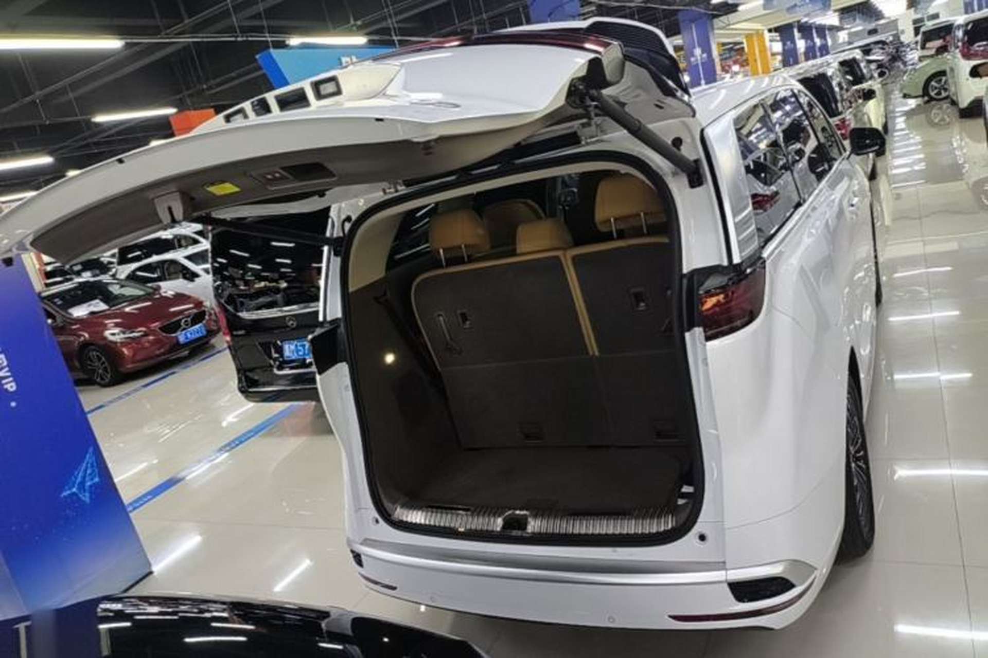 Used Denza D9 2022 DM-i 1040 Prestige Model Trunk