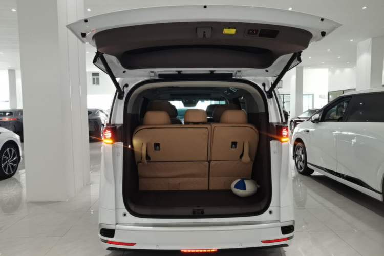 Used Denza D9 2022 DM-i 970 Four-Wheel Drive Flagship Model Trunk