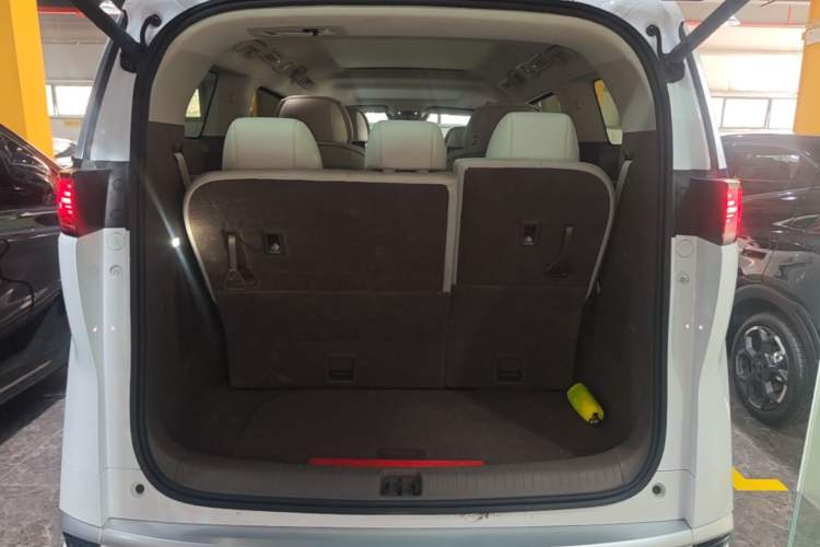 Used Denza D9 2022 DM-i 970 Four-Wheel Drive Flagship Model Trunk