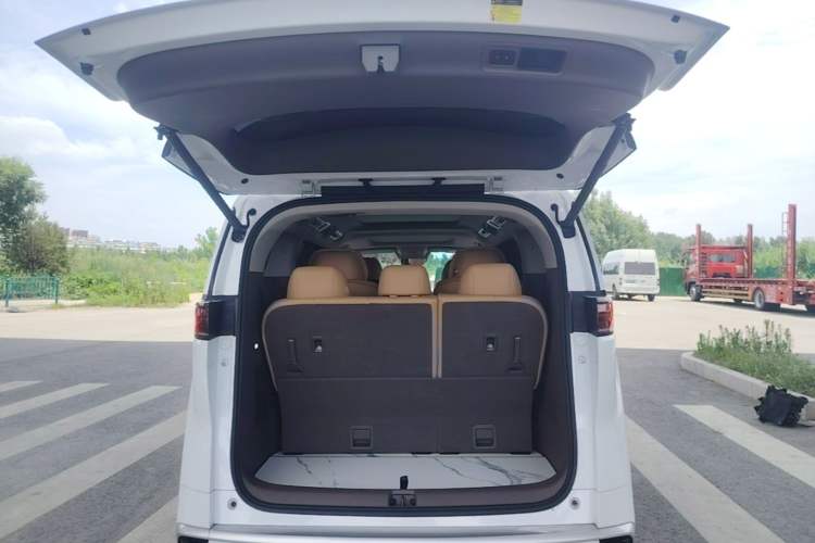 Used Denza D9 2022 DM-i 970 Four-Wheel Drive Prestige Model Trunk