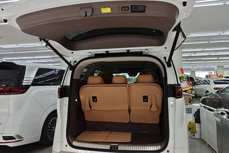 Used Denza D9 2022 DM-i 970 Four-Wheel Drive Prestige Model Trunk