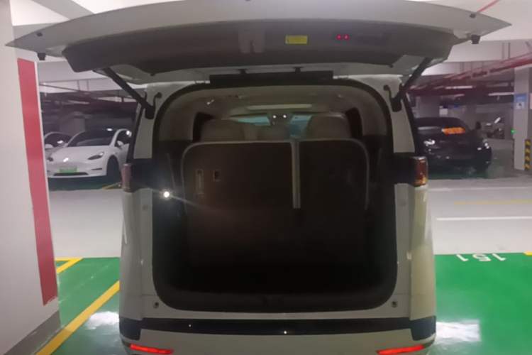 Used Denza D9 2022 DM-i 970 Four-Wheel Drive Flagship Model Trunk