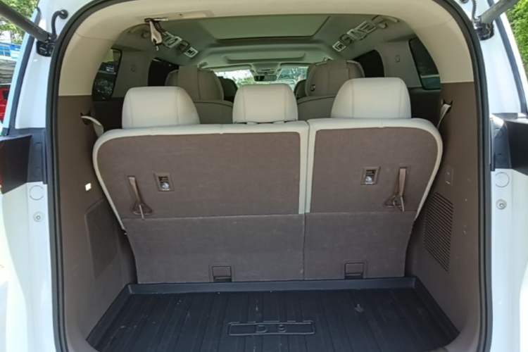 Used Denza D9 2022 DM-i 970 Four-Wheel Drive Flagship Model Trunk