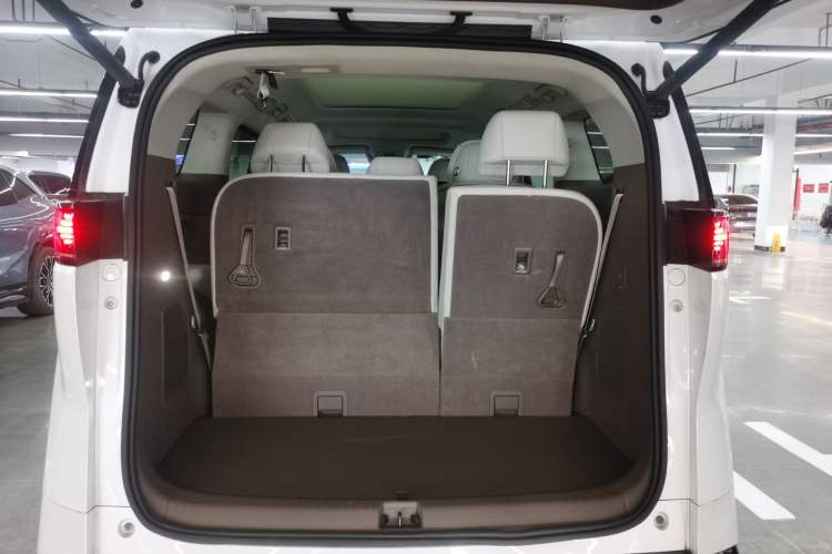 Used Denza D9 2022 DM-i 970 Four-Wheel Drive Flagship Model Trunk