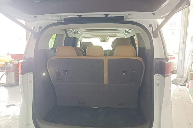 Used Denza D9 2022 DM-i 970 Four-Wheel Drive Flagship Model Trunk