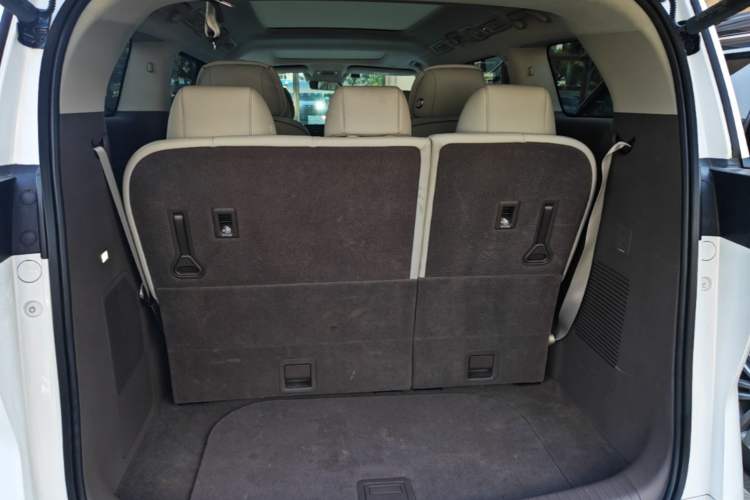Used Denza D9 2022 DM-i 970 Four-Wheel Drive Flagship Model Trunk