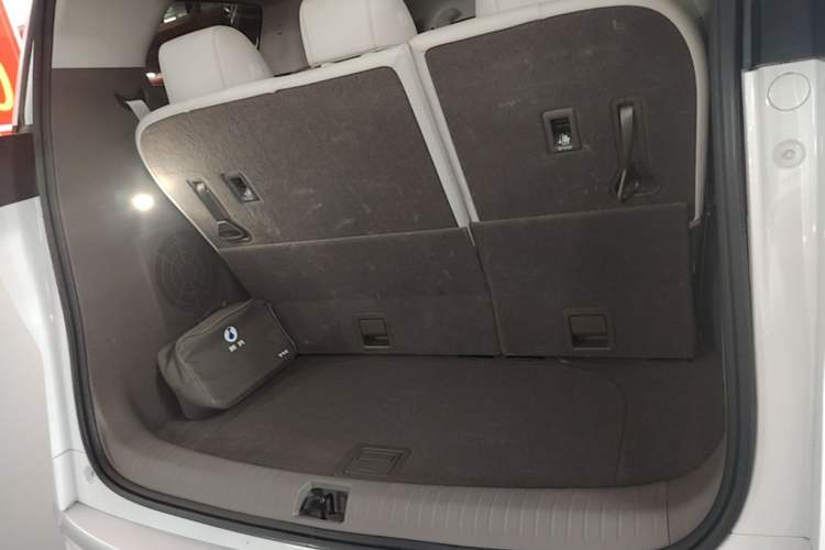 Used Denza D9 2022 DM-i 970 Four-Wheel Drive Flagship Model Trunk