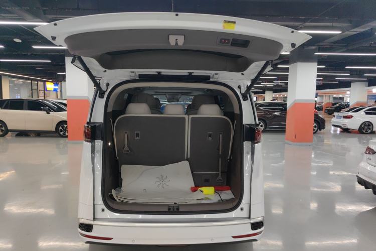 Used Denza D9 2022 DM-i 970 Four-Wheel Drive Flagship Model Trunk