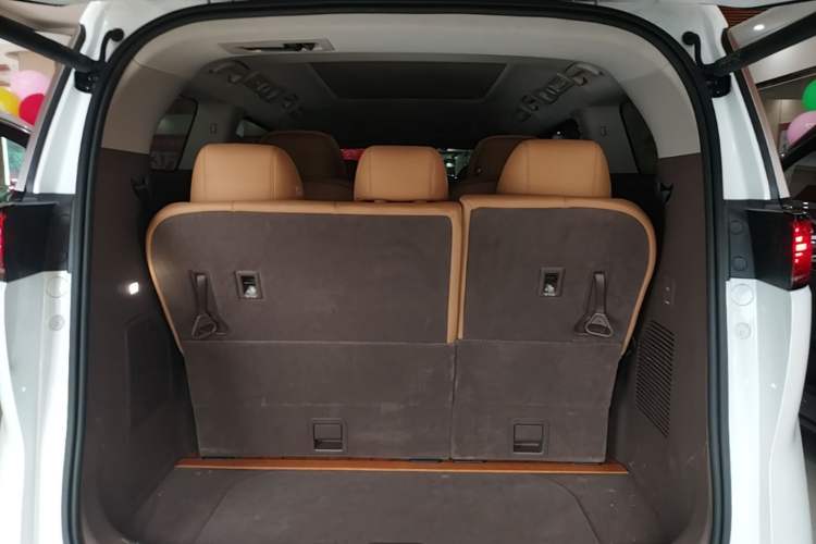Used Denza D9 2022 DM-i 1040 Prestige Model Trunk