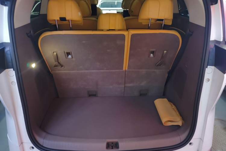 Used Denza D9 2022 DM-i 970 Four-Wheel Drive Flagship Model Trunk