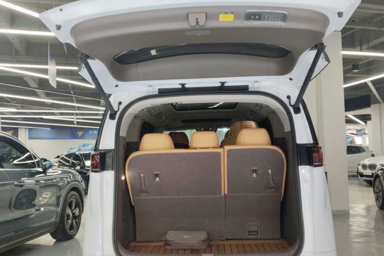 Used Denza D9 2022 DM-i 970 Four-Wheel Drive Prestige Model Trunk