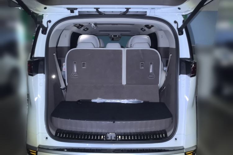 Used Denza D9 2022 DM-i 1040 Prestige Model Trunk