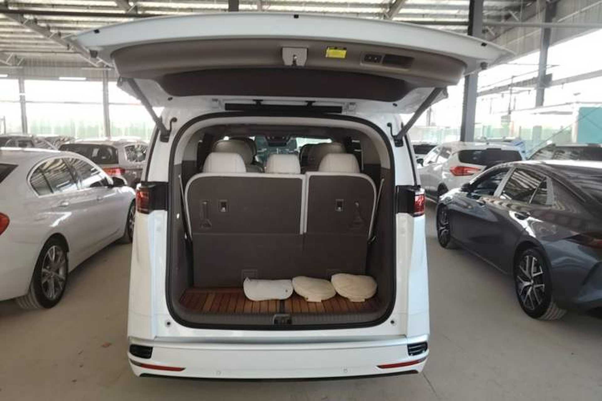 Used Denza D9 2022 DM-i 970 Four-Wheel Drive Flagship Model Trunk