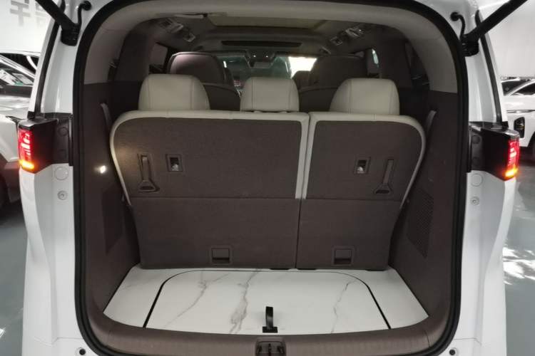 Used Denza D9 2022 DM-i 970 Four-Wheel Drive Prestige Model Trunk