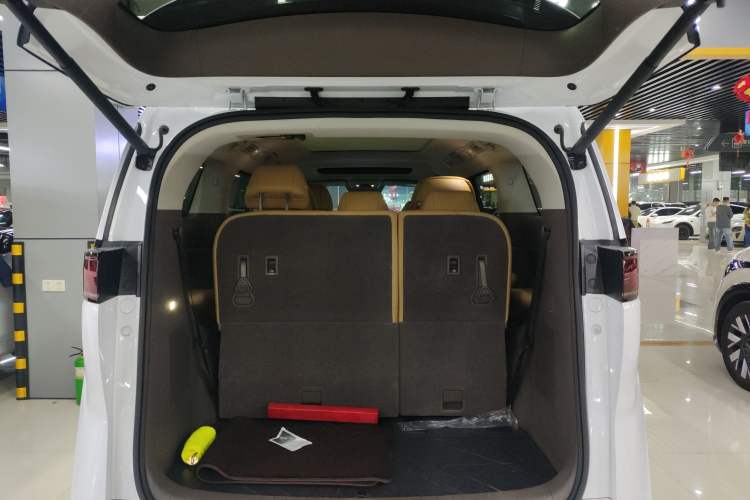 Used Denza D9 2022 DM-i 1040 Prestige Model Trunk