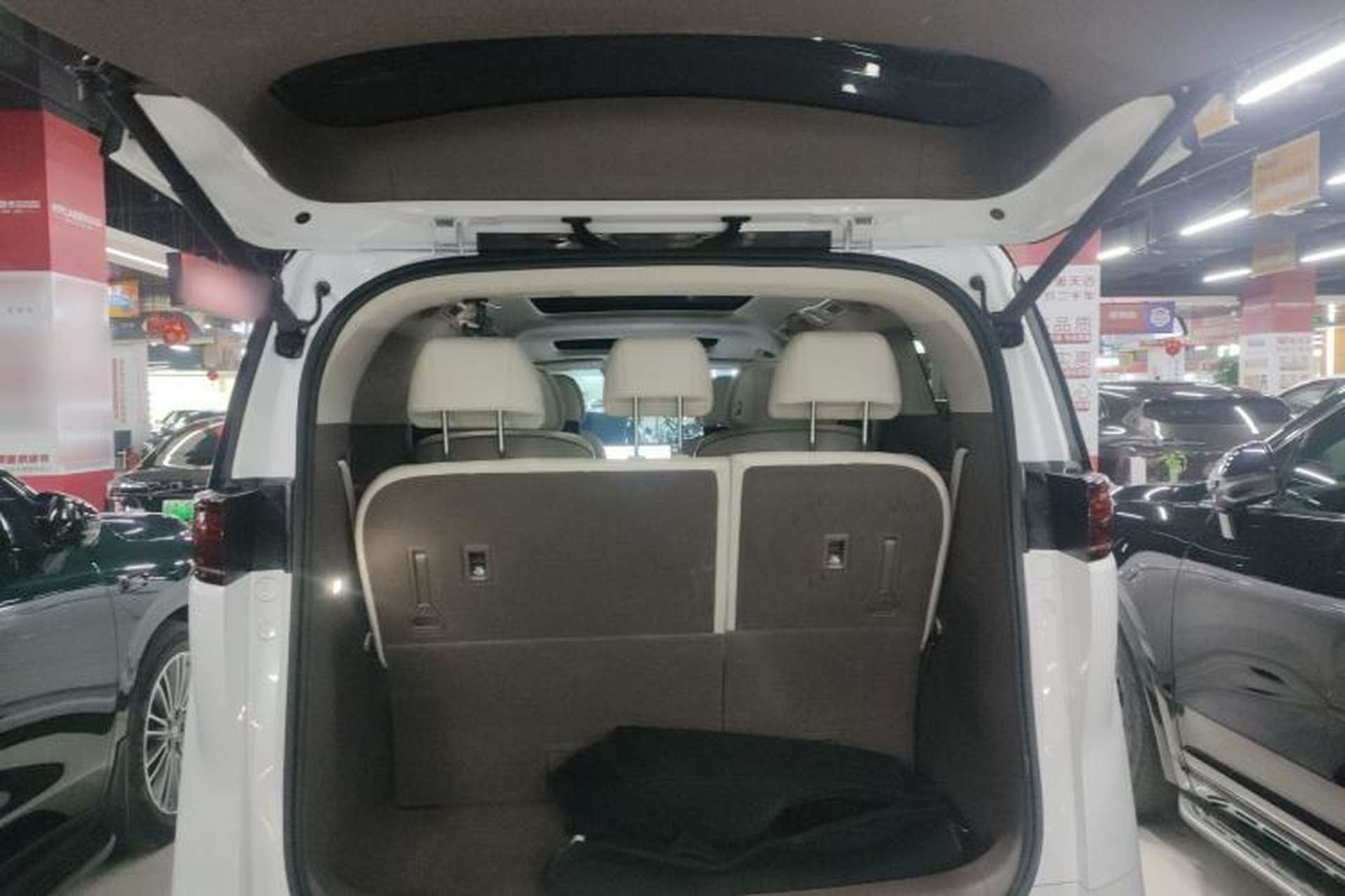 Used Denza D9 2022 DM-i 970 Four-Wheel Drive Flagship Model Trunk