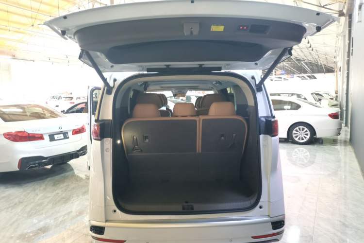 Used Denza D9 2022 DM-i 970 Four-Wheel Drive Flagship Model Trunk