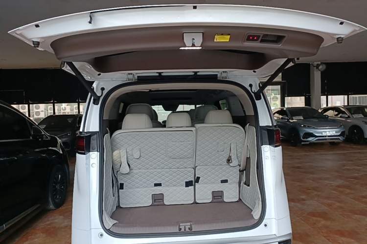 Used Denza D9 2022 EV 620 Prestige Model Trunk