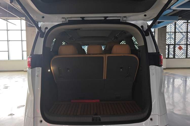 Used Denza D9 2022 DM-i 1040 Prestige Model Trunk