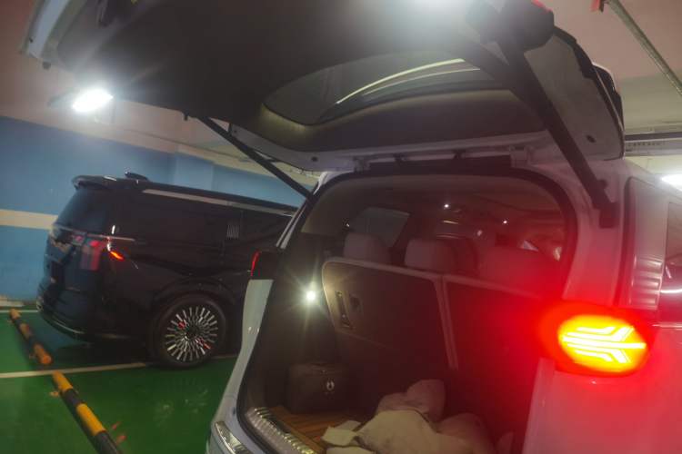 Used Denza D9 2022 DM-i 1040 Prestige Model Trunk