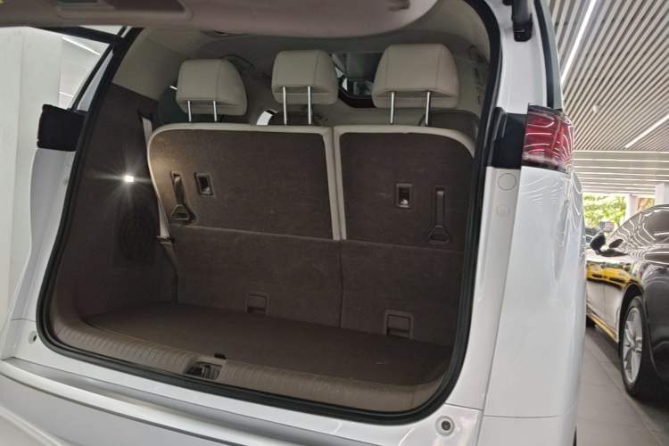 Used Denza D9 2022 DM-i 970 Four-Wheel Drive Flagship Model Trunk