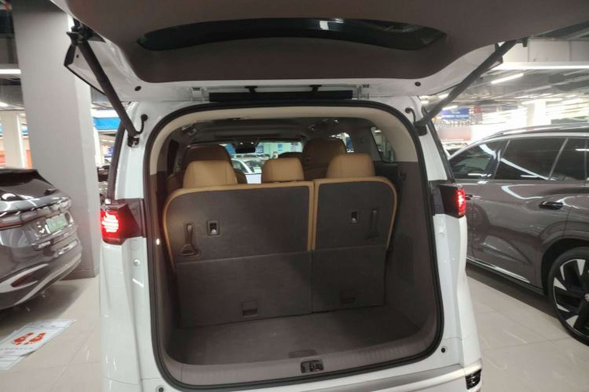 Used Denza D9 2022 DM-i 970 Four-Wheel Drive Flagship Model Trunk