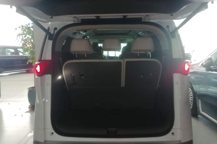 Used Denza D9 2022 DM-i 970 Four-Wheel Drive Flagship Model Trunk