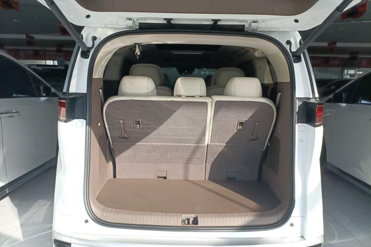 Used Denza D9 2022 DM-i 1040 Prestige Model Trunk