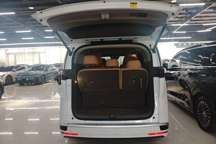 Used Denza D9 2022 DM-i 970 Four-Wheel Drive Prestige Model Trunk